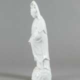 Stehende Guanyin aus Dehua-Ware - Foto 4