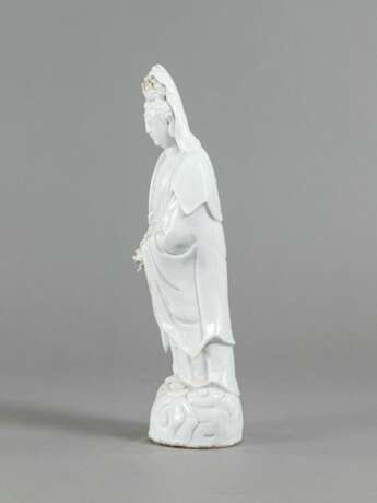 Stehende Guanyin aus Dehua-Ware - Foto 4