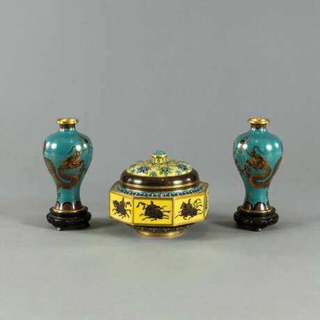 Paar Cloisonné-Vasen und -Deckeldose - фото 1