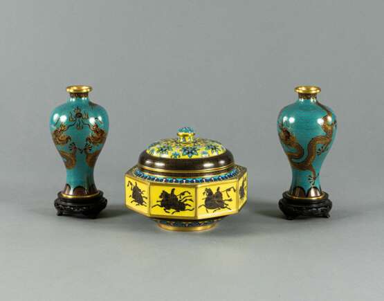 Paar Cloisonné-Vasen und -Deckeldose - фото 2
