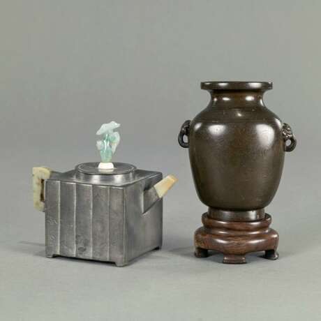 Teekanne aus Zinn mit Inschrift und Knauf aus Jadeit/Elfenbein und eine Vase aus Bronze - Foto 1