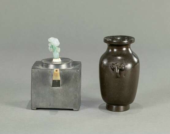 Teekanne aus Zinn mit Inschrift und Knauf aus Jadeit/Elfenbein und eine Vase aus Bronze - photo 2