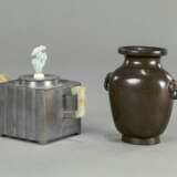 Teekanne aus Zinn mit Inschrift und Knauf aus Jadeit/Elfenbein und eine Vase aus Bronze - фото 3