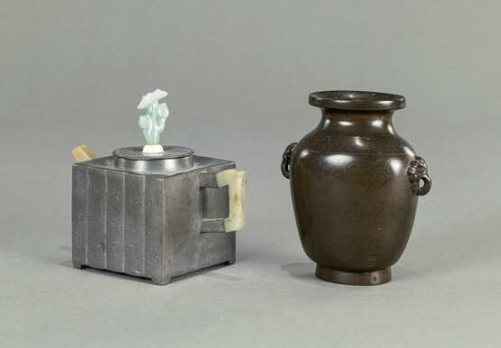 Teekanne aus Zinn mit Inschrift und Knauf aus Jadeit/Elfenbein und eine Vase aus Bronze - Foto 3