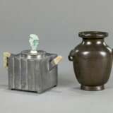 Teekanne aus Zinn mit Inschrift und Knauf aus Jadeit/Elfenbein und eine Vase aus Bronze - фото 6