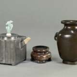 Teekanne aus Zinn mit Inschrift und Knauf aus Jadeit/Elfenbein und eine Vase aus Bronze - photo 7