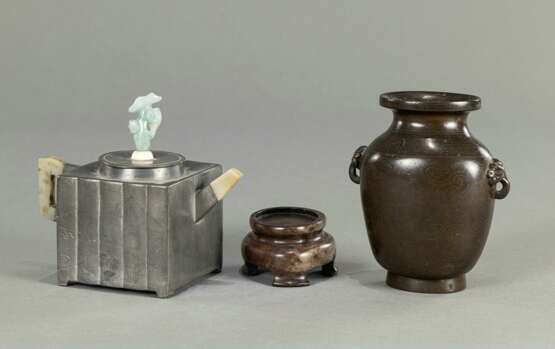 Teekanne aus Zinn mit Inschrift und Knauf aus Jadeit/Elfenbein und eine Vase aus Bronze - photo 7