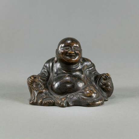 Budai aus braun glasiertem Bisquit-Porzellan sitzend dargestellt, - photo 1