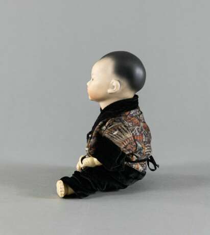 Porzellanpuppe eines chinesischen Jungen, schwarze Hose: AIELLAR-M - фото 2