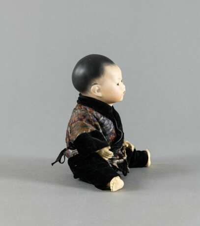 Porzellanpuppe eines chinesischen Jungen, schwarze Hose: AIELLAR-M - Foto 4