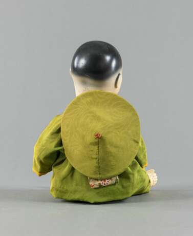 Porzellanpuppe eines chinesischen Jungen, grünes Gewand: 3 1/2 - фото 2