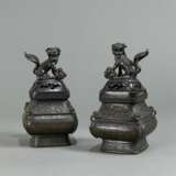 Paar Weihrauchbrenner aus Bronze mit Handhaben in Form von buddhistischen Löwen - Foto 1