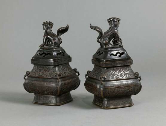 Paar Weihrauchbrenner aus Bronze mit Handhaben in Form von buddhistischen Löwen - photo 3