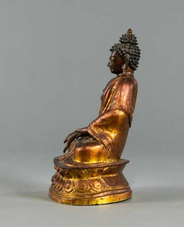 Partiell vergoldete Repoussé-Figur des Buddha Shakyamuni, - Foto 2