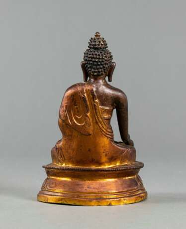 Partiell vergoldete Repoussé-Figur des Buddha Shakyamuni, - photo 3
