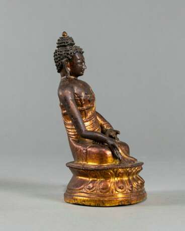 Partiell vergoldete Repoussé-Figur des Buddha Shakyamuni, - Foto 4
