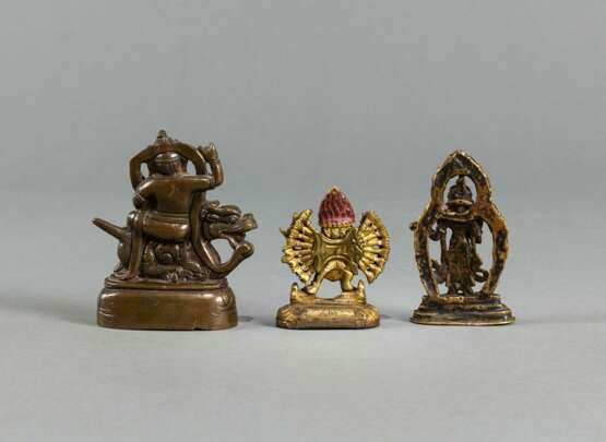 Drei Bronzen: Jambhala, Yamanthaka und eine Gottheit - photo 2
