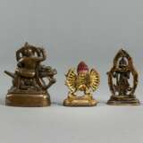 Drei Bronzen: Jambhala, Yamanthaka und eine Gottheit - Foto 2