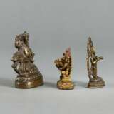 Drei Bronzen: Jambhala, Yamanthaka und eine Gottheit - Foto 3