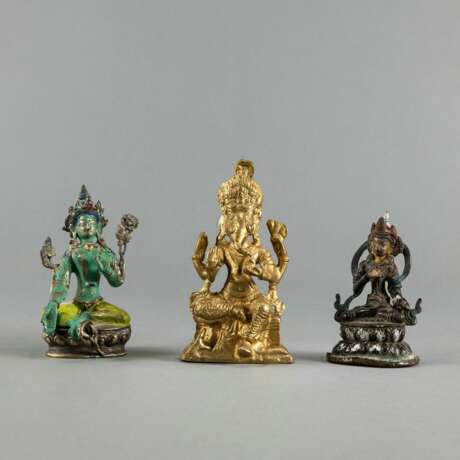 Drei Figuren aus Bronze: Tara, Ganesha und Amitayus - photo 1
