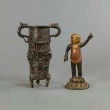 Vase aus Bronze mit seitlichen Handhaben in Form von Chilong und Bronze des Buddha als Knabe. - Foto 1