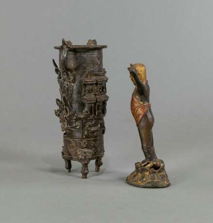 Vase aus Bronze mit seitlichen Handhaben in Form von Chilong und Bronze des Buddha als Knabe. - Foto 2