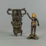 Vase aus Bronze mit seitlichen Handhaben in Form von Chilong und Bronze des Buddha als Knabe. - Foto 3