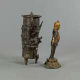 Vase aus Bronze mit seitlichen Handhaben in Form von Chilong und Bronze des Buddha als Knabe. - Foto 4