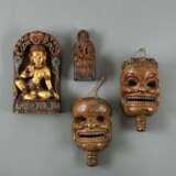 Zwei geschnitzte Holzfiguren von buddhistischen Gottheiten und zwei Masken - photo 1