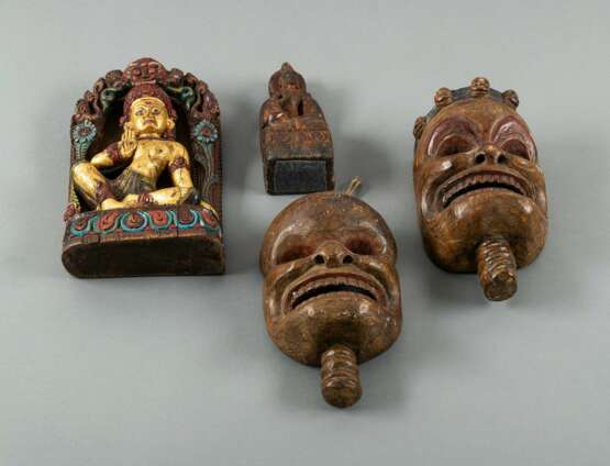 Zwei geschnitzte Holzfiguren von buddhistischen Gottheiten und zwei Masken - photo 2