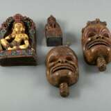 Zwei geschnitzte Holzfiguren von buddhistischen Gottheiten und zwei Masken - photo 2