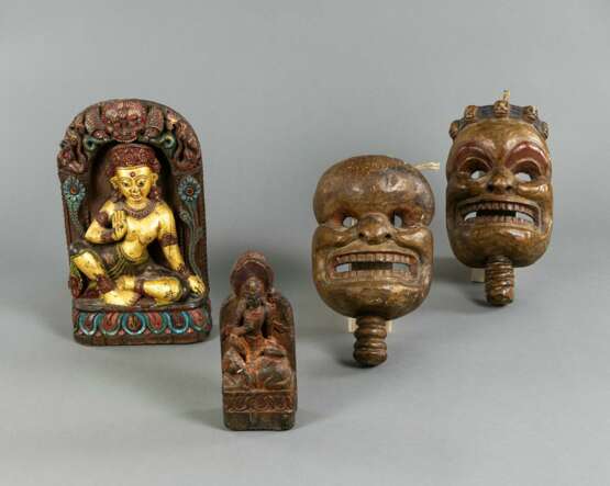 Zwei geschnitzte Holzfiguren von buddhistischen Gottheiten und zwei Masken - photo 5