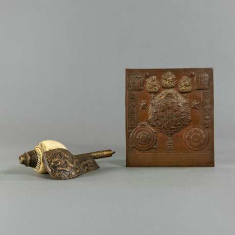 Reliefthangka aus Kupfer und Muscheltrompete - photo 1