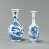 Zwei blau-weiß dekorierte Porzellanvasen - photo 1