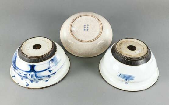 Teller aus Porzellan mit unterglasurblauem Drachendekor und zwei Cachepots - Foto 3