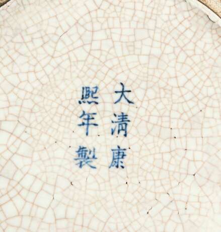 Teller aus Porzellan mit unterglasurblauem Drachendekor und zwei Cachepots - фото 4