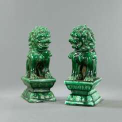 Paar buddhistische Löwen aus grün glasiertem Porzellan
