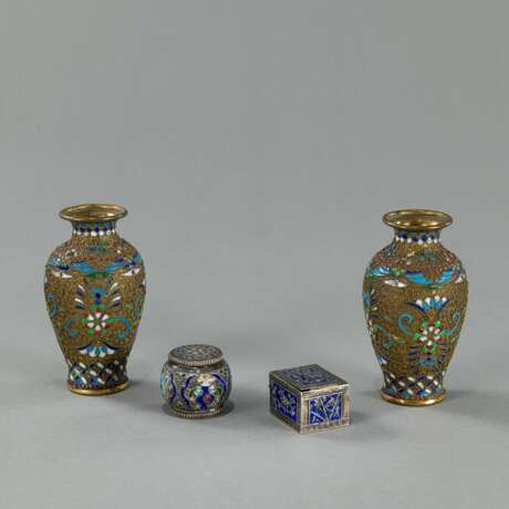 Paar Vasen und zwei kleine Deckeldosen aus Metall mit Details in Cloisonné-Email - photo 1