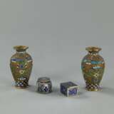 Paar Vasen und zwei kleine Deckeldosen aus Metall mit Details in Cloisonné-Email - Foto 1