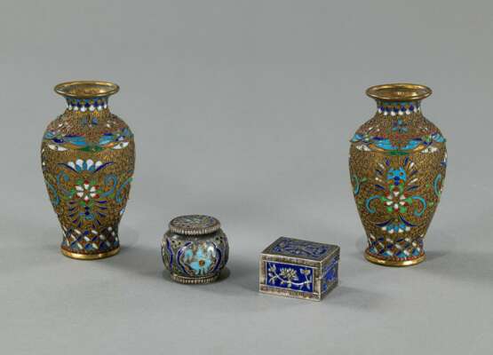 Paar Vasen und zwei kleine Deckeldosen aus Metall mit Details in Cloisonné-Email - Foto 2
