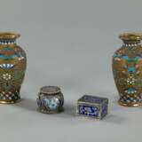 Paar Vasen und zwei kleine Deckeldosen aus Metall mit Details in Cloisonné-Email - Foto 2