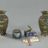 Paar Vasen und zwei kleine Deckeldosen aus Metall mit Details in Cloisonné-Email - Foto 3