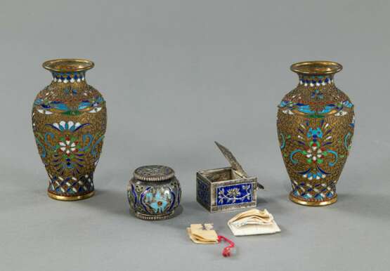 Paar Vasen und zwei kleine Deckeldosen aus Metall mit Details in Cloisonné-Email - фото 3