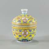 Porzellan-Deckelschale mit 'wan shou wu jiang'-Dekor in den Farben der 'famille rose' - Foto 1