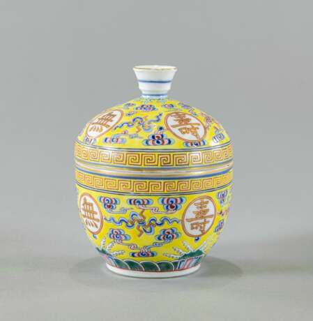 Porzellan-Deckelschale mit 'wan shou wu jiang'-Dekor in den Farben der 'famille rose' - Foto 3