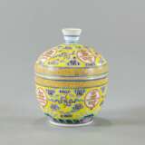 Porzellan-Deckelschale mit 'wan shou wu jiang'-Dekor in den Farben der 'famille rose' - photo 3