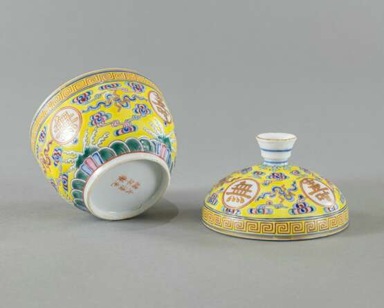 Porzellan-Deckelschale mit 'wan shou wu jiang'-Dekor in den Farben der 'famille rose' - Foto 4