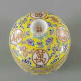 Porzellan-Deckelschale mit 'wan shou wu jiang'-Dekor in den Farben der 'famille rose' - photo 6