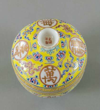 Porzellan-Deckelschale mit 'wan shou wu jiang'-Dekor in den Farben der 'famille rose' - Foto 6