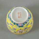 Porzellan-Deckelschale mit 'wan shou wu jiang'-Dekor in den Farben der 'famille rose' - Foto 7